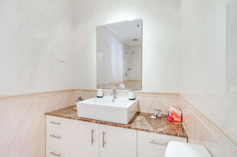 York Apartments On Grenfell - SA Accommodation 13