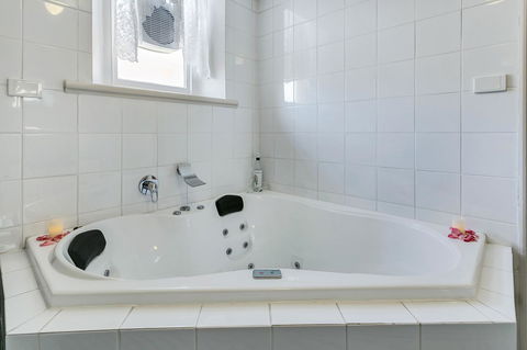 \'THE CHURCH\' Guest Home, Gawler Barossa Region - SA Accommodation 6