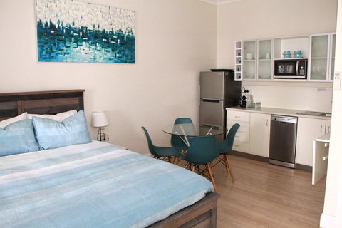 Smugglers Inn Studio Apartments - SA Accommodation 4