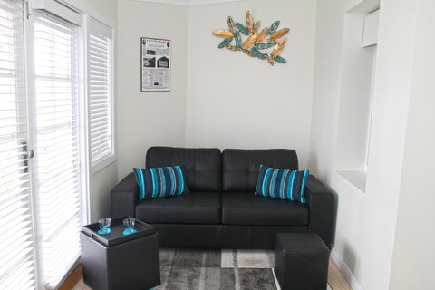 Smugglers Inn Studio Apartments - SA Accommodation 3