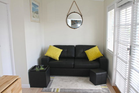 Smugglers Inn Studio Apartments - SA Accommodation 11