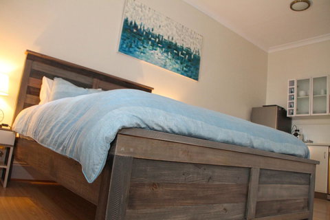 Smugglers Inn Studio Apartments - SA Accommodation 9