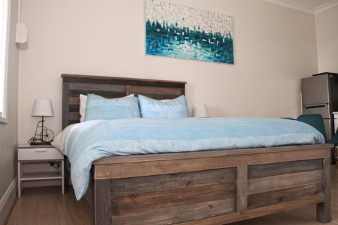 Smugglers Inn Studio Apartments - SA Accommodation 0