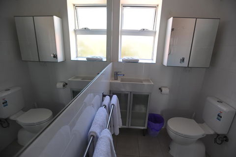 Glenelg Holiday Apartments-The Broadway - SA Accommodation 7