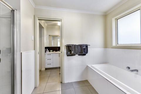 City Fringe Apartment B, Mount Gambier - SA Accommodation 9
