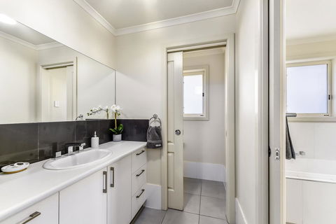 City Fringe Apartment B, Mount Gambier - SA Accommodation 3