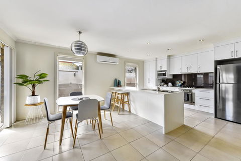 City Fringe Apartment B, Mount Gambier - SA Accommodation 6