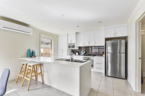City Fringe Apartment B, Mount Gambier - SA Accommodation 5