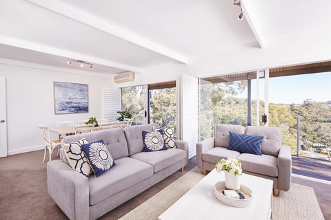 Bright And Spacious Family Home With Leafy Deck - SA Accommodation 0