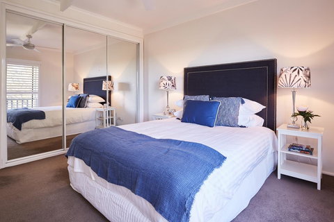 Bright And Spacious Family Home With Leafy Deck - SA Accommodation 5