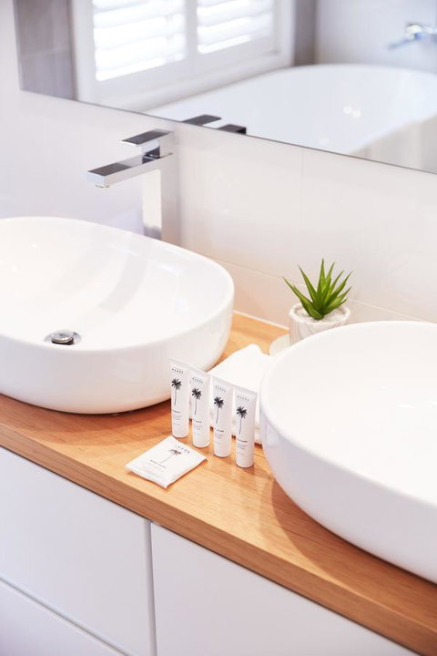 Bright And Spacious Family Home With Leafy Deck - SA Accommodation 10