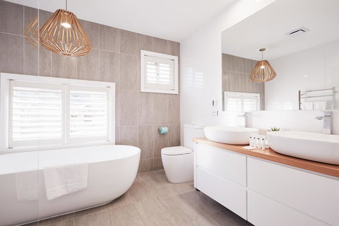 Bright And Spacious Family Home With Leafy Deck - SA Accommodation 8