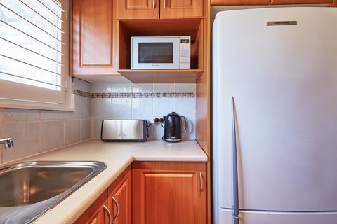 Bright And Spacious Family Home With Leafy Deck - SA Accommodation 19