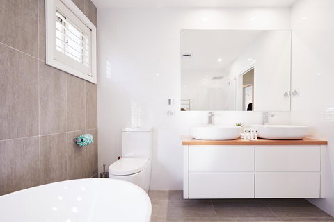 Bright And Spacious Family Home With Leafy Deck - SA Accommodation 11