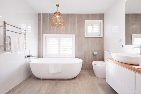 Bright And Spacious Family Home With Leafy Deck - SA Accommodation 2