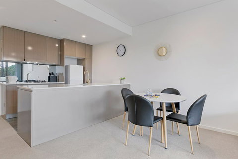 Stylish And Neat Two Bed Apartment In Wentworth Point - SA Accommodation 3