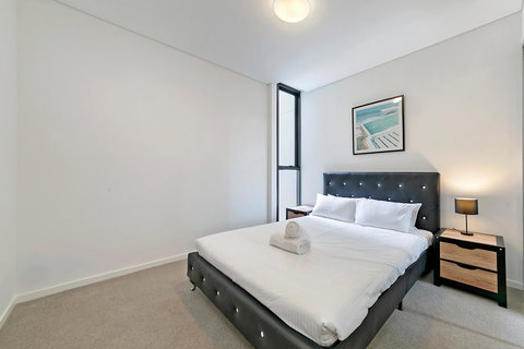 Stylish And Neat Two Bed Apartment In Wentworth Point - SA Accommodation 6