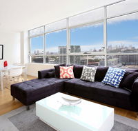 Gadigal Groove - Modern and Bright 3BR Executive Apartment in Zetland with Views - SA Accommodation