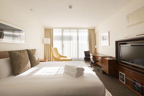 Novotel Canberra - SA Accommodation 10