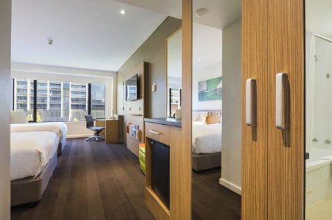 Crowne Plaza Canberra, An IHG Hotel - SA Accommodation 23