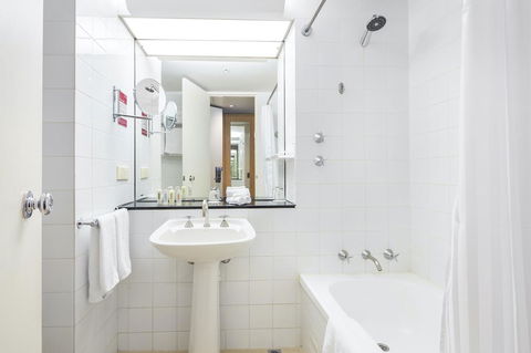 Crowne Plaza Canberra, An IHG Hotel - SA Accommodation 26