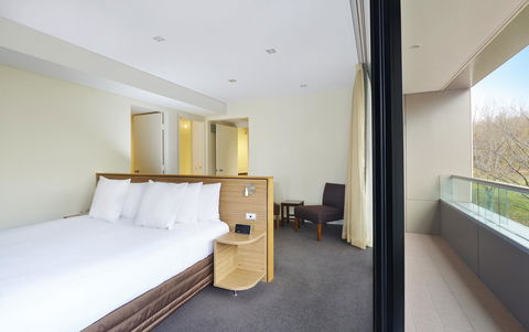 Crowne Plaza Canberra, An IHG Hotel - SA Accommodation 13