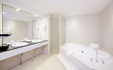 Crowne Plaza Canberra, An IHG Hotel - SA Accommodation 20