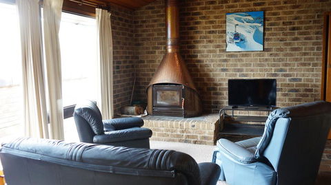 Bundilla 3 - Lake Views From The Balcony - SA Accommodation 1