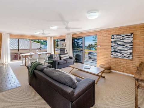 Burleigh - Great House, Room For The Boat- Across The Road From Beach - SA Accommodation 2