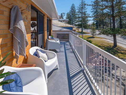 Burleigh - Great House, Room For The Boat- Across The Road From Beach - SA Accommodation 3