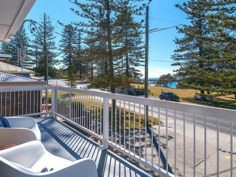 Burleigh - Great House, Room For The Boat- Across The Road From Beach - SA Accommodation 0