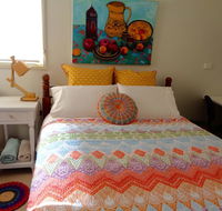Colourful creative Artist house Glen Waverley - SA Accommodation