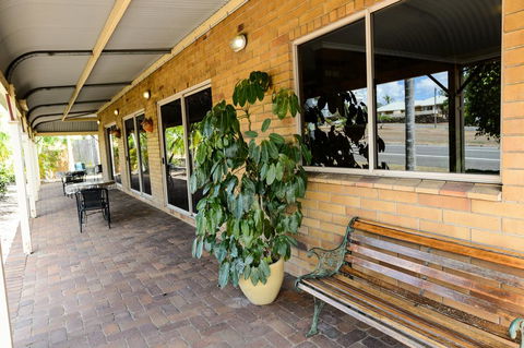 Country Comfort Gin Gin Wild Scotsman Motor Inn - SA Accommodation 3