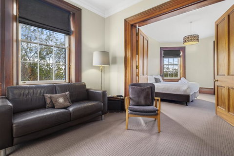 Cromwell Apartment - 3 Red Doors Battery Point - SA Accommodation 1