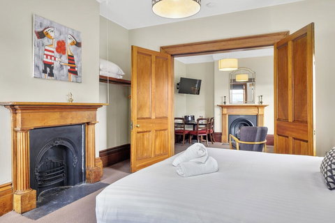 Cromwell Apartment - 3 Red Doors Battery Point - SA Accommodation 3