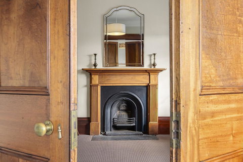 Cromwell Apartment - 3 Red Doors Battery Point - SA Accommodation 2