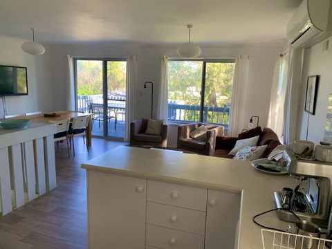 Dolphin Dreaming - 16 Dolphin Avenue - SA Accommodation 3