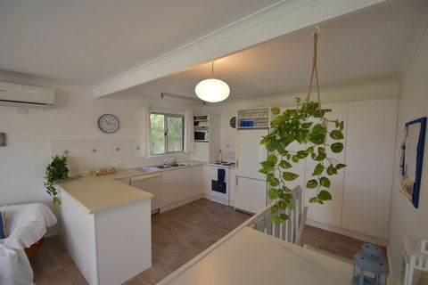 Dolphin Dreaming - 16 Dolphin Avenue - SA Accommodation 2