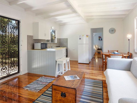 Enjoy The Soothing Sea Breeze - SA Accommodation 0