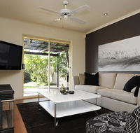 Feathers Serviced Townhouse - SA Accommodation