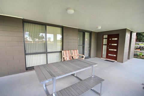 FRASERS COTTAGE- 23 Castle St Laurieton - SA Accommodation 2