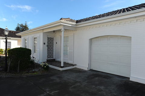 Glenelg Holiday Apartments-Colonial Square - SA Accommodation 0
