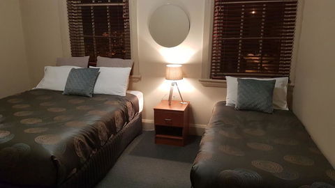 Highlands Hotel - SA Accommodation 1