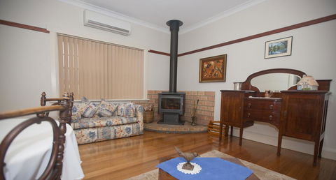 Hillside Cottage - SA Accommodation 3