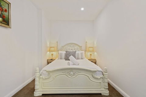 KOZYGURU Belrose Modern Designer 2 Bed + FREE Parking - SA Accommodation 2