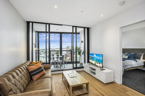 KOZYGURU FORTITUDE VALLEY 2 BED DESIGNER APT + FREE PARKING QFV179-803 - SA Accommodation 0