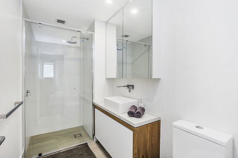 KOZYGURU FORTITUDE VALLEY 2 BED DESIGNER APT + FREE PARKING QFV179-803 - SA Accommodation 2