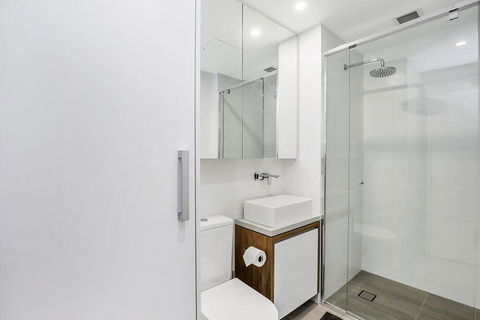 KOZYGURU FORTITUDE VALLEY 2 BED DESIGNER APT + FREE PARKING QFV179-803 - SA Accommodation 1