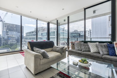 LIGHT, AIRY, SPACIOUS QUEENS ROAD APARTMENT - SA Accommodation 0