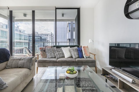 LIGHT, AIRY, SPACIOUS QUEENS ROAD APARTMENT - SA Accommodation 2